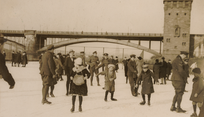 Schlittschuhlaufen auf den zugefrorenen Vorflutwiesen in Köln-Poll vor der Südbrücke, Köln, 1920er-Jahre/Quelle: Kölner Fotoarchiv
